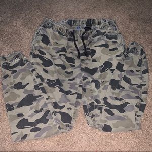 Divided H&M men’s joggers camp print